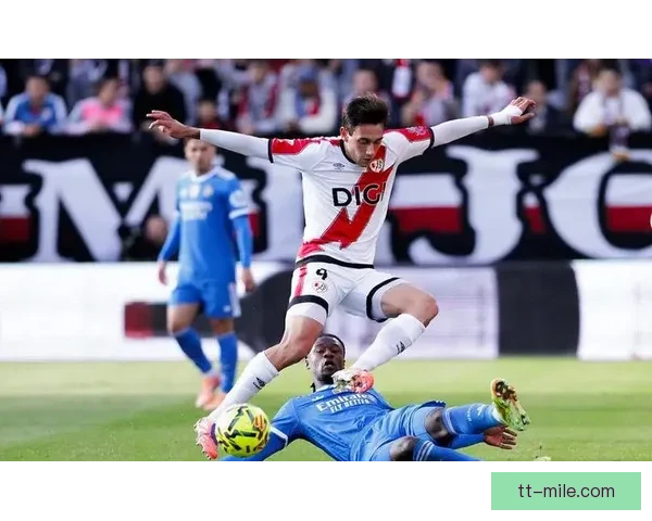 卡马文加国家队训练中膝盖副韧带轻度扭伤引发皇马中场担忧